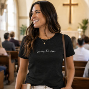 Camiseta Presente Cristão de Encorajamento 'Vivendo por Ele
