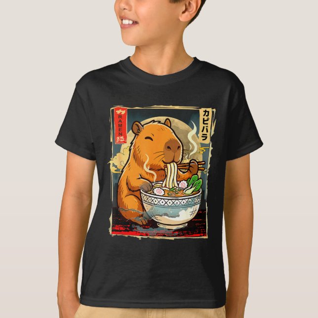 Camiseta Presente de anime de capivara fofa comendo macarrã (Frente)