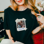 Camiseta Presente de ano e foto de última página personaliz<br><div class="desc">Dirija uma pista de memória com nossa foto de vintage personalizada e camisa do ano - uma combinação perfeita de encanto retrô e estilo moderno. Esta camisa é um tributo eterno às suas lembranças queridas. Adote nostalgia em cada visto e mostre seus momentos mais preciosos com estilo. Não vista uma...</div>