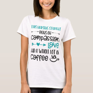 Camiseta Presente de Estudante de Enfermagem Ama Café Escol