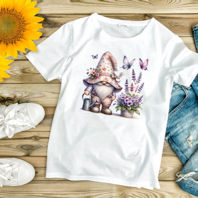 Camiseta Presente de Flores de Lavanda para Mulheres Anão d (Garden Gnome with Purple Flowers butterflies, lavender and a watering can)