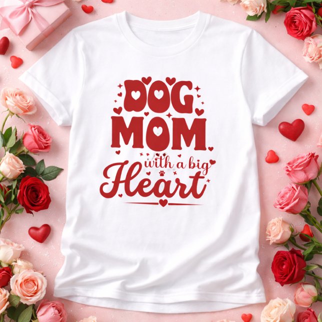 Camiseta Presente de Mãe de Cachorro com Design Estético pa (Cute Dog Mom design with hearts, perfect Valentine gift for proud dog lovers )