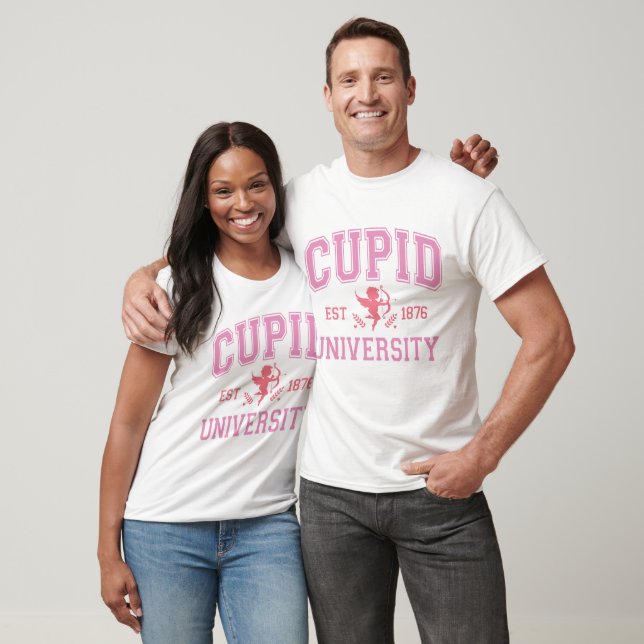 Camiseta Presente de Namorados na Universidade de Cupid (Unissex)