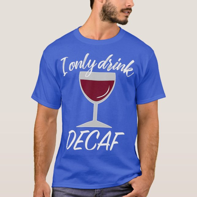 Camiseta Presente de sobra do Vinho do Drinker de Decaf Sar (Frente)