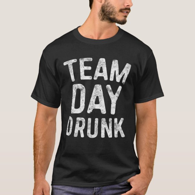 Camiseta Presente do Bebendo do Bebado do Dia da Equipe (Frente)
