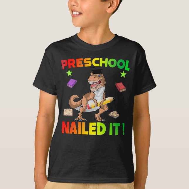 Camiseta Presente no Boné de formatura da Pré-escola Dinoss (Frente)