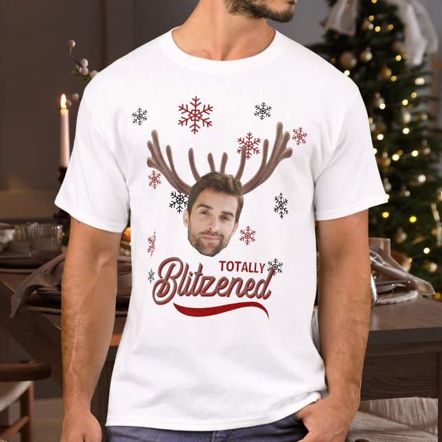 Camiseta Presente Personalizado de Natal Cara Foto Engraçad (Funny Photo Face Blitzened Christmas Custom Gift T-Shirt
on a man standing in holiday party setting)