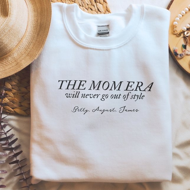Camiseta Presente personalizado de nome da mãe era Sweater  (Mom Era Sweater Custom Name Gift for Mom Personalized with Kids Names for Mother's Day)