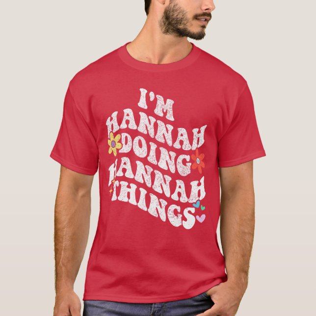 Camiseta Presente Retro Groovy Eu Sou Hannah Fazendo Coisas (Frente)
