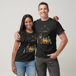 Camiseta Presentes de Fogueira de Bigfoot e Alien para Aman