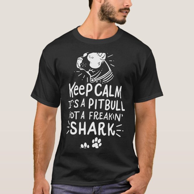 Camiseta Presentes Divertidos para Cães Mantenha a Calma É  (Frente)