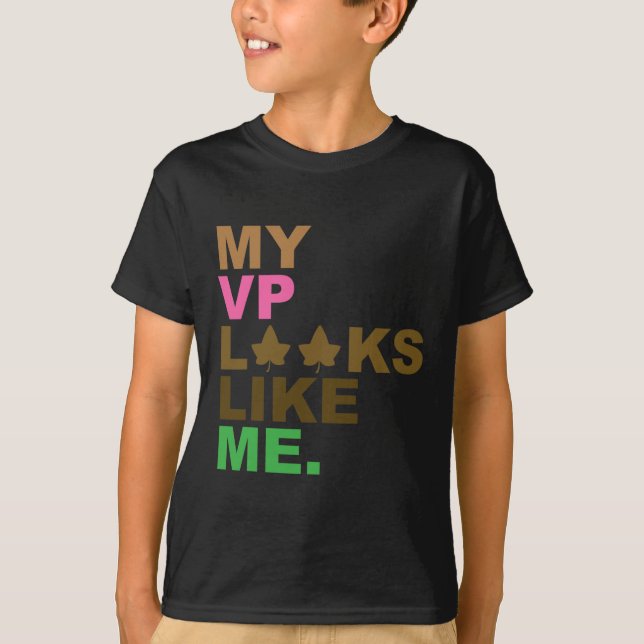 Camiseta Presidente Kamala Harris O Meu Vp Parece-Me Melani (Frente)