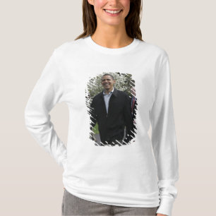 Camiseta Presidente Obama caminha para a quadra de basquete