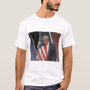 Camiseta Presidente Trump abraçando a bandeira americana