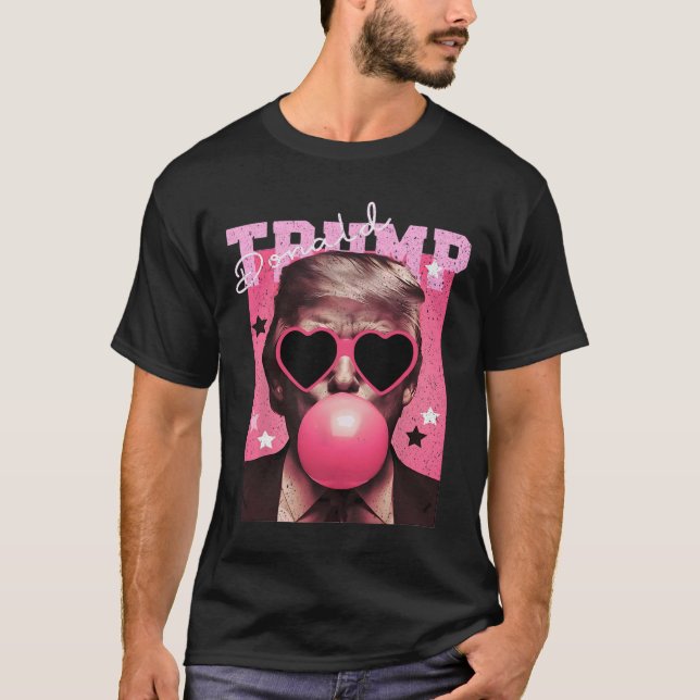 Camiseta Presidente Trump Soprando Bolha Goma Funny Pink Bu (Frente)