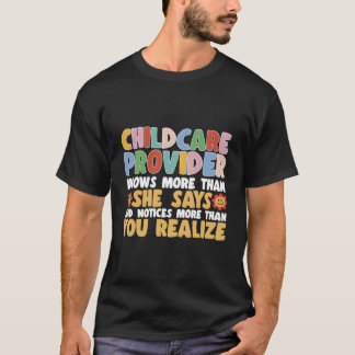 Camiseta Prestadora De Cuidados De Dia Sabe Mais Do Que Diz