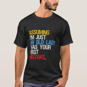 Camiseta Presumindo Que Sou Apenas Uma Velhinha Foi Sua Pri
