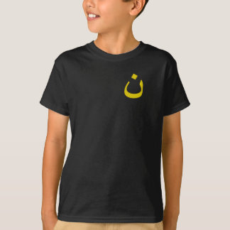 Camiseta preta adolescente com logotipo amarelo pe