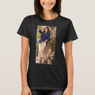 Camiseta preta com estampa feminina.