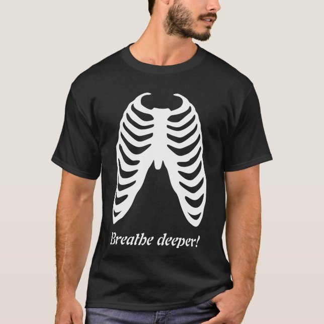 Camiseta preta com impressão do tórax (Frente)