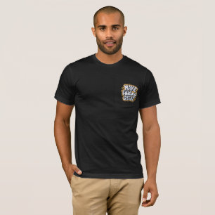 Camiseta preta com texto escrito nela