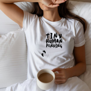 Camiseta preta de gravidez com impressão digital h