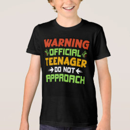 Camiseta preta de jovem com texto de 13 ano.