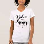 Camiseta Preta e Branca Stylish Babe of Honor<br><div class="desc">Clever Babe de Honra em um script de topografia moderno e elegante e coração,  para a sua pessoa especial de dama de honra. Fácil de personalizar com o nome de sua escolha e festa em diante.</div>