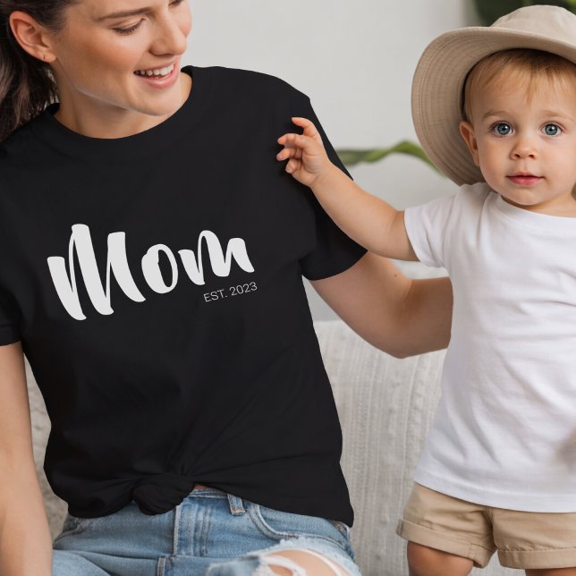 Camiseta Preta Mãe Estabelecida Letra Branca (White Script Established Mom Black T-Shirt)