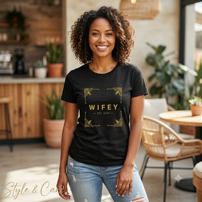 Camiseta Preta Trendy Wifey em Tri-Blend Ultra-Mac (Trendy Wifey Black Tee in Ultra-Soft Tri-Blend)