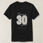 Camiseta Preto e Branco moderno aplaudem 30 anos de anivers<br><div class="desc">Negra e Branca moderna aplaudem até 30 anos de camiseta de aniversário. Apresentando "Cheers to 30 anos" em tipografia de script com '30' em negrito sans-serif com folha de ouro falsa em linha.</div>