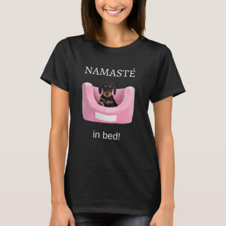Camiseta Preto-e-bravo-torto-puppy Namaste na cama