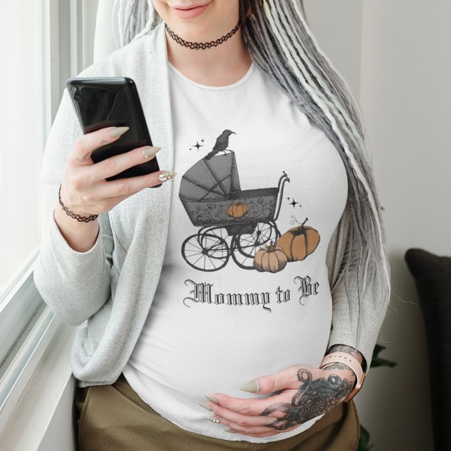 Camiseta Preto Gótico Um Bebê Está Fazendo Chá de fraldas (Goth Mommy To Be Shirt. Gothic Baby Shower Gift. Hand Drawn Victorian Baby Carriage, Raven, Pumpkins)