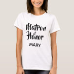 Camiseta Preto Script Casual Matriz de Honra do Favor do Mo<br><div class="desc">t-shirt do monograma da tipografia de tendências. Moderno e na moda, este design personalizado apresenta o texto "Matrimônio de Honra" em letra casual de script e um campo de texto editável para um nome em sans serif elegante em preto. Personalize facilmente este design para corresponder ao seu estilo clicando em...</div>