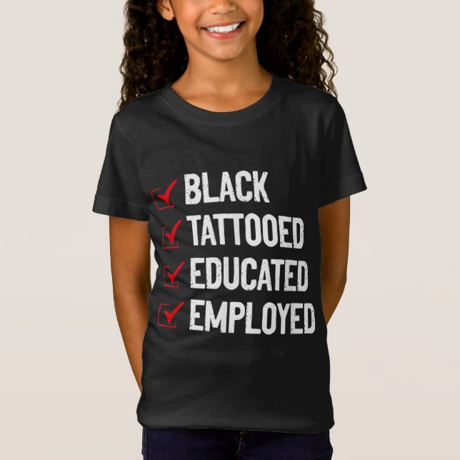 Camiseta Preto Tatuado Educado Empregado Anti-Estereótipo A (Frente)