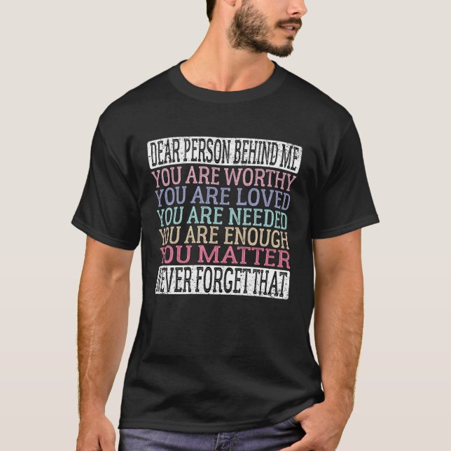 Camiseta Prezada Pessoa Atrás de Mim Você é Digno Amado Nec (Frente)