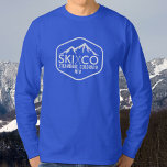 Camiseta Primaveras Russo Ski Mountain Steamboat Colorado<br><div class="desc">Esta camisa de manga longa personalizada apresenta um logotipo antigo estilo rústico com uma montanha de esqui coberta de neve e bastões de esqui rústicos. Adicione seu texto personalizado - SKI CO, SKI VT, SKI CA, etc. e sua montanha de esqui favorita. Há também espaço para o seu nome ou...</div>
