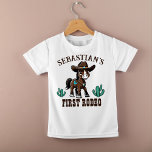 Camiseta Primeira festa de aniversário de cowboy fofa Rodeo<br><div class="desc">Primeira festa de aniversário de cavalo de vaqueiro fofo Rodeo,  camiseta personalizada,  adorável cavalo de bebê marrom em um chapéu de vaqueiro e sela decorada em paisagem de Arizona para vaqueiros festa de aniversário ocidental.</div>