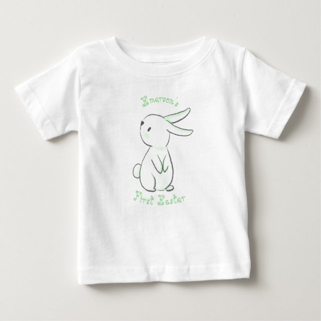 Camiseta Primeira Páscoa do bebê com um belo coelhinho verd (Frente)
