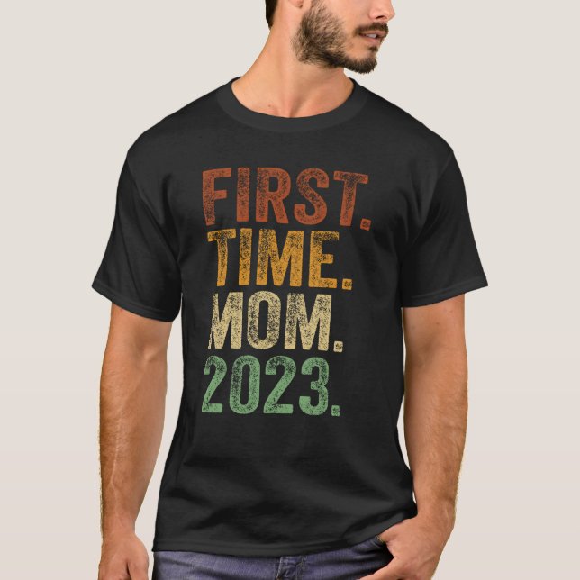 Camiseta Primeira Vez Mãe 2023 Engravidar Mamãe A B (Frente)