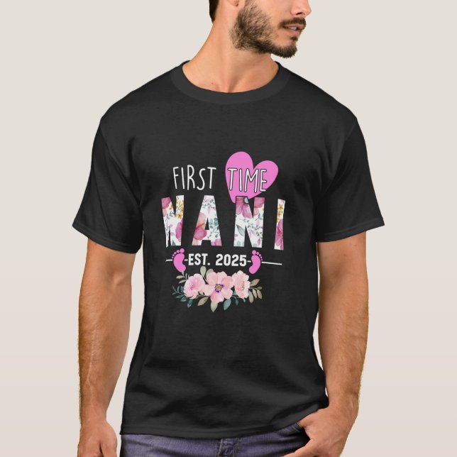 Camiseta Primeira Vez Que Nani 2025 Oferece Presentes Promo (Frente)