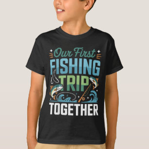 Camiseta Primeira Viagem de Pesca Juntos Vara Anzol Peixe E