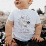 Camiseta Primeira Viagem Em Torno Do Espaço Do Sol<br><div class="desc">Celebre o seu primeiro aniversário com esta design 'Primeira viagem ao redor do Sol',  com diferentes planetas e elementos estelares. Você pode editar a cor de 2 dos planetas,  mais os elementos estelares.</div>