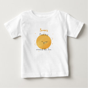 Camiseta Primeira Viagem em Torno do Sol Avião de Papel Ani