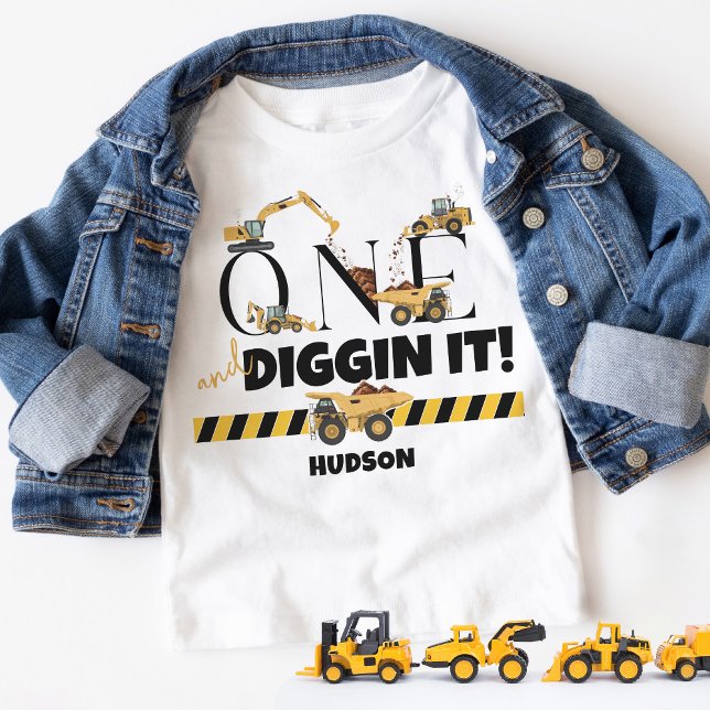 Camiseta Primeiro aniversario de Garoto de Bombeiros de Con (Funny ONE and Diggin It dump truck digger loader construction theme toddler boy 1st birthday t-shirt)