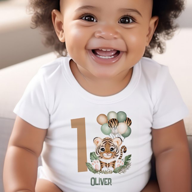 Camiseta Primeiro aniversario de Um Menino Selvagem, Cubo D (1st Birthday Baby Bodysuit With Cute Tiger Cub)
