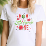 Camiseta Primeiro aniversario de Verão de melancia, mamãe<br><div class="desc">Comemore o primeiro aniversário da sua menina em estilo com a Camisa T-Shirt da Mãe de Verão de Watermelon da PIxeliaDesigns. Adorada com uma vibrante design de melão vermelho-aquarela e acentuada pela caligrafia branca verde limão, esta camiseta é uma escolha perfeita para as mães que procuram adicionar uma brecha de...</div>