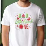 Camiseta Primeiro aniversario de Verão Red Watermelon, Pai<br><div class="desc">Celebre a alegre ocasião do primeiro verão de sua filhinha com nossa camisa "primeiro aniversario de Verão de Watermelon, Pai". Essa vibrante peça apresenta uma impressionante design de melão vermelho-aquarela, complementada pela caligrafia branca em um verde limão refrescante, capturando perfeitamente a essência do verão. Adaptada aos pais, a ousada paleta...</div>