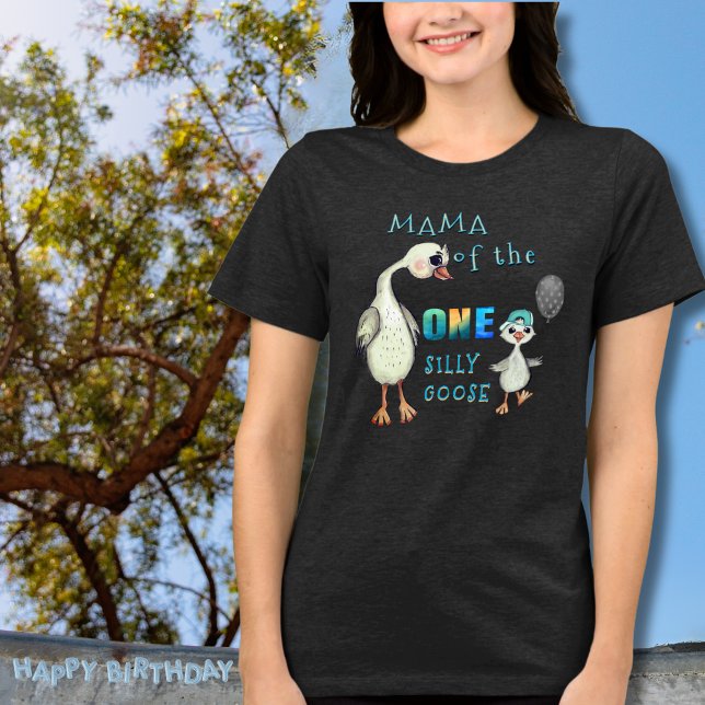 Camiseta Primeiro aniversário - Mamãe do Ganso Bobo Único (First Birthday - Mama of the One Silly Goose Tri-Blend Shirt)