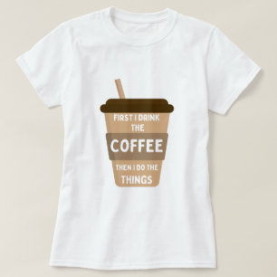 Camiseta Primeiro bebo café, depois faço as coisas